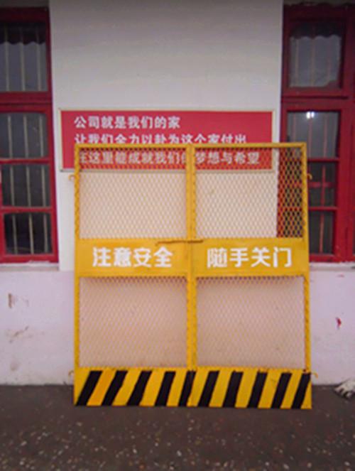 施工電梯防護(hù)門(mén)